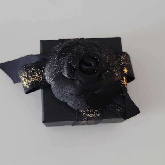 🦋Chanel🦋 CC Stud Earrings - Picture 9 of 10